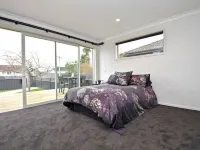 Large Comfortable Modern 4 Bedroom Home