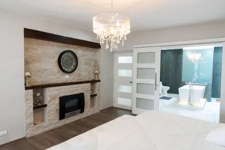 15 min from airport! Luxurious Gated Estate with Mountain Views from the Valley.