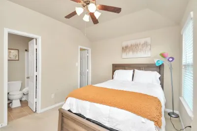 Katy Home Away 3BR 3.5BT Ensuite Near I-10 KatyMills Typhoon TX