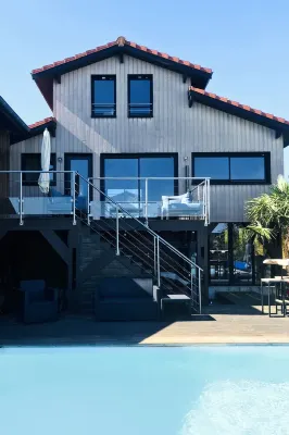 Wooden villa facing the sea