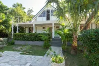 Beach 2 minutes' walk, private deck, tranquility