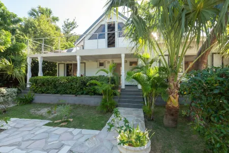 Beach 2 minutes' walk, private deck, tranquility Отели рядом с Аэропорт Сен-Бартелеми