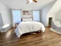 Newly renovated home in the heart of Cochrane close to lake and downtown Hotels in Cochrane