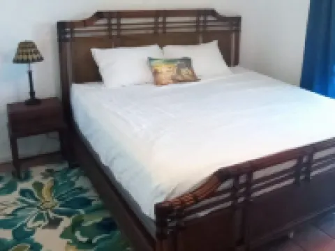 Hidden by beautiful palm and flamboyant trees but close to restaurants & stores โรงแรมใน