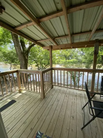 Relaxing waterfront studio on the Watuaga river!