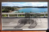 Gorgeous beach house on Oneroa Bay