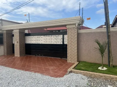 Cozy 2Bedroom w/Queen Beds + vibrant Living Room + Hi-speed WiFi + Kitchen Hôtels à : 