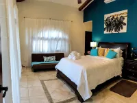 Perfect Location, Walk to Beach, Infinity Pool, Luxury Decor, Fast Free Wifi! Hotels in Dominical