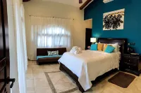 Perfect Location, Walk to Beach, Infinity Pool, Luxury Decor, Fast Free Wifi!