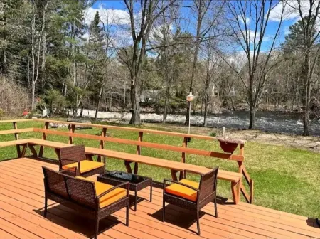 The Chanting River Nest w/hottubSnowmobile/ATV trail across St. Pet-Friendly!