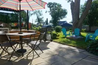 Vibrant Getaway! 2 Baths + Walk in Shower, Great Amenities & Value 시더래피즈 호텔