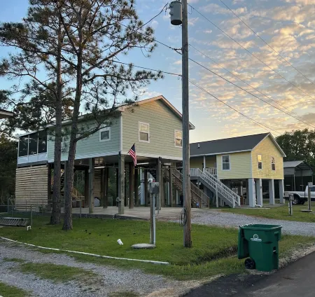 Bay Breeze Bliss~ Hot Tub, Bar & Canal~ 5mi To Beach!