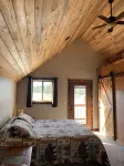 Peaceful Cabin with Beautiful Mountain Views Hotel dekat Jewel Cave National Monument