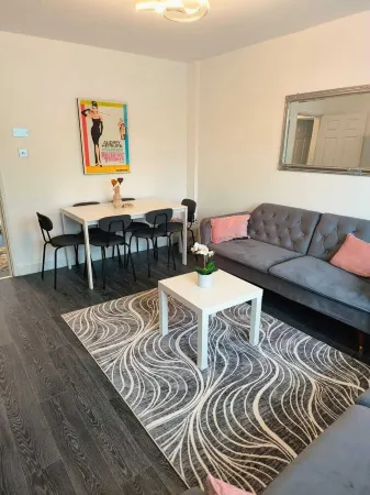 Modern Fully furnished 3 Bedroom Family House With Garden And Parking Отели рядом со станцией Сальфорд-Кремниевая железнодорожная станция