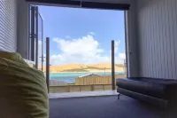 Stunning views with beach access across the road. Hotels in Omapere