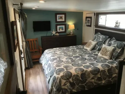 Last minute discounts!Pet friendly with AC steps to beach-SUV parking