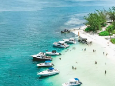 2023 Renovated The Retreat 17 Oceanview ground floor condo steps to ocean/beach Hoteles en Rum Point