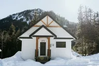 Family cabin sleeps 10 w/ hot tub, games room &  mountain views - 2 mins to base Hotels near Harrison Visitor Centre and Sasquatch Museum