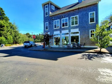 Large family-friendly home; Walk to Bella Beach; Ocean View; Hot Tub