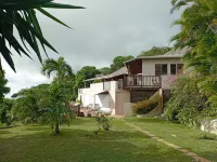 Beautiful mountain-top apartment with pool and sea view
