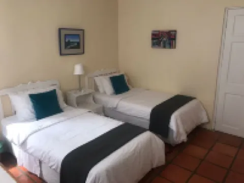 Charming 2 bedroom 2 shower room self catering  apt on a gorgeous quiet beach ドゥランツのホテル