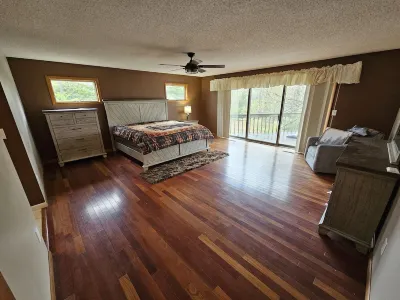 Breathtaking views of Bald Knob Cross, just 2 minutes from Walkers Bluff Casino! Hotels near Eastgate Shopping Center