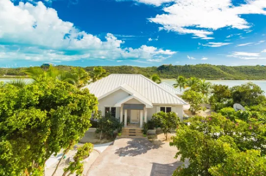 Water front, with amazing elevated views, pool, flamingoes, private and quiet