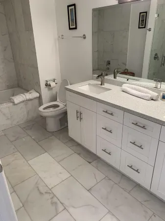 Beautiful Hotel Suite on the Beach ! Minimum 3 Months. LIC : STR-01361