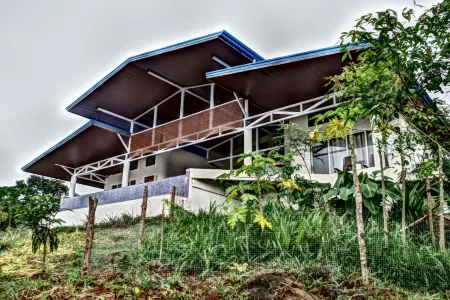 Fabulous 4Bd/4BA at Low Rates, Views, Pool, Wifi, Near Beaches, Cafes, Dominical