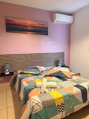3 minutes walk from the beach and shops.swimming pool and free parking space.