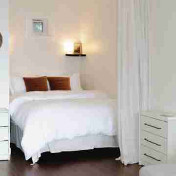 Goodview Suite - licensed waterfront studio with a fireplace and patio Rooms
