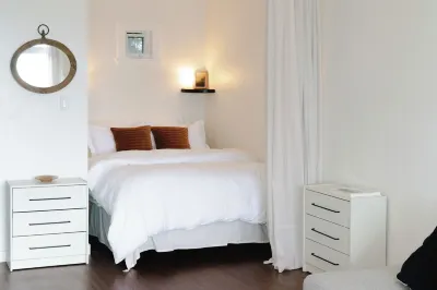 Goodview Suite - licensed waterfront studio with a fireplace and patio Merge附近的飯店