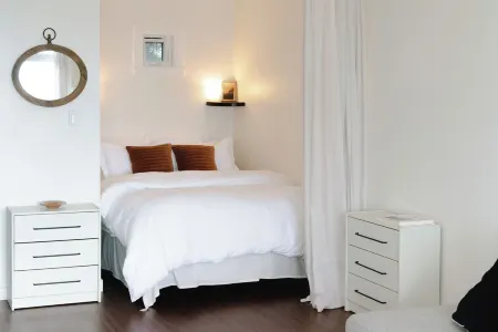 Goodview Suite - licensed waterfront studio with a fireplace and patio