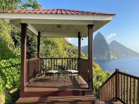 Moringa Villa- Top Room- Pitons View. Luxury Villa Perfect for Romantic Getaways Отели рядом с достопримечательностью «Анс Частанет Бич»