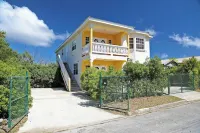 Modern Villa - UpstairsSt Philip Barbados, 5 min from Airport, AC, Wifi Parking Hotel a 