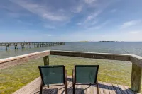 Indian River Waterfront Home with private dock, heated pool, fenced back yard Hotels in Micco