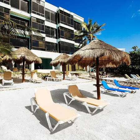 Amazing View Oceanfront with 2 pools, Daily Housekeeping