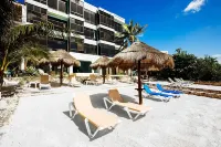 Amazing View Oceanfront with 2 pools, Daily Housekeeping