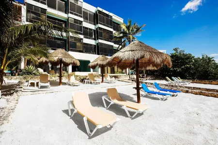 Amazing View Oceanfront with 2 pools, Daily Housekeeping