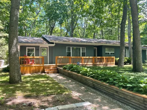 Updated Cottage in Southcott Pines, Grand Bend. Steps to Sun Beach