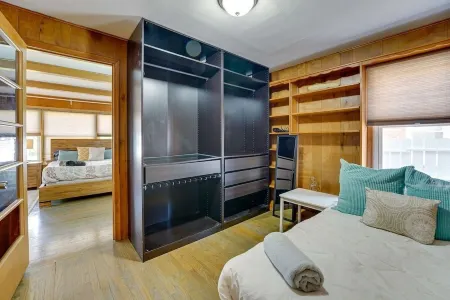 Fully Furnished & Tasteful Home - West Dearborn