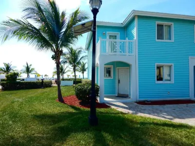 "Infinity Poolside" - Ocean Villa 2 BR / 3 BA โรงแรมใน