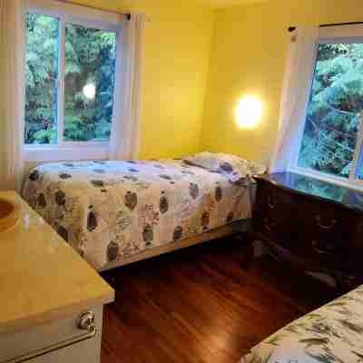 Waterfront 5 bedroom unit in house on Hotel Lake, Garden Bay B.C. Rooms