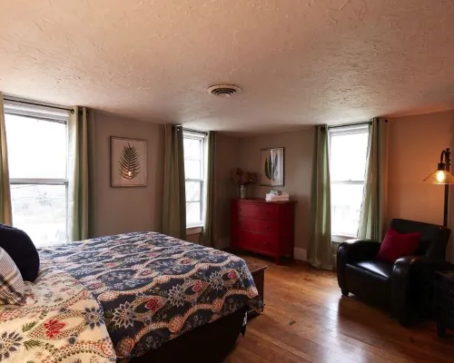 SPACIOUS and PRIVATE renovated farmhouse for the whole family Hotels in Sunapee