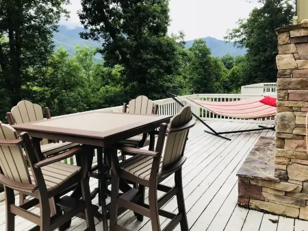 Mountain Views, 4 bedroom, Sleeps 12.
