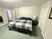 Spacious Guelph Retreat. Sleeps 9. Park 4 cars!