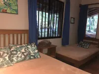Casa Riviera- Walk to surf, tropical gardens, river access