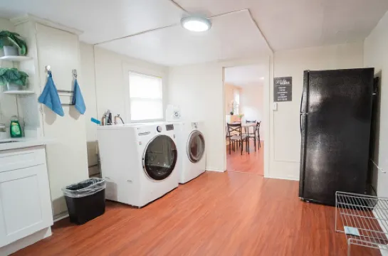 425B Ground 3B1B Unit Gated Parking near Bart & FW, shops and restaurants