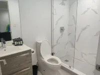 Spacious Two-Bedroom Townhouse in Gated Community  - 5 min drive to the beach! Các khách sạn gần Sân bay quốc tế Owen Roberts