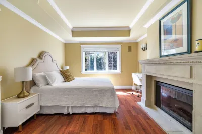 Luxury Italian-Style House-Whole 850 sf Ground Floor-1 Bed/1 Bath/1 Dining 부르키틀람 역 주변 호텔